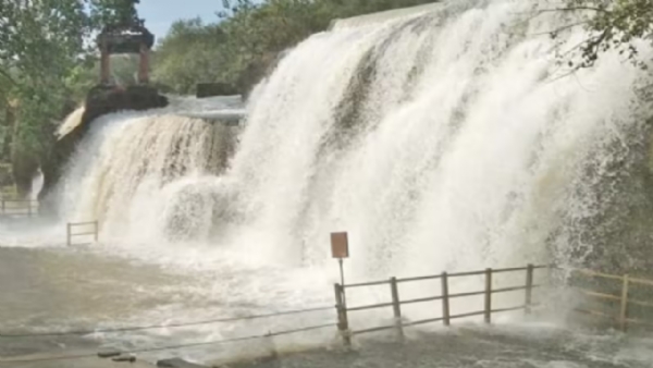 திற்பரப்பு அருவியில் சுற்றுலா பயணிகள் குளிக்க தடை நீட்டிப்பு திற்பரப்பு அருவியில் சுற்றுலா பயணிகள் குளிக்க தடை நீட்டிப்பு