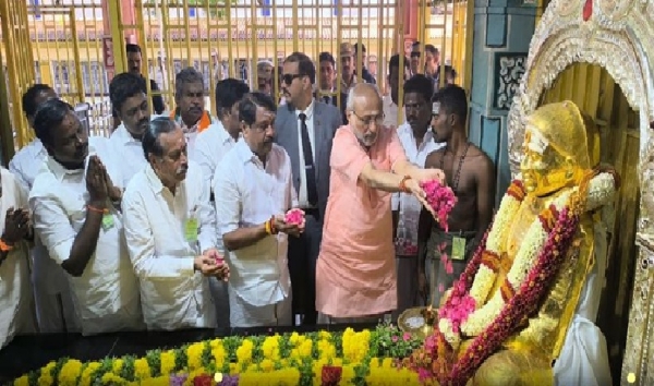 இன்று தேவர் குருபூஜை விழா - முத்துராமலிங்கத் தேவரின் நினைவிடத்தில் குடியரசுத் துணை தலைவர் சி.பி.ராதாகிருஷ்ணன் மரியாதை செலுத்தினார் இன்று தேவர் குருபூஜை விழா - முத்துராமலிங்கத் தேவரின் நினைவிடத்தில் குடியரசுத் துணை தலைவர் சி.பி.ராதாகிருஷ்ணன் மரியாதை செலுத்தினார்