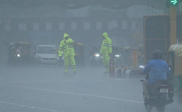 தலைநகர் டில்லியில்  காற்று மாசு அதிகரிப்பால் போக்குவரத்துப் பிரிவு போலீசாருக்கு உயர்தர முகக்கவசம் மற்றும் குளிர்கால உடைகள் தலைநகர் டில்லியில்  காற்று மாசு அதிகரிப்பால் போக்குவரத்துப் பிரிவு போலீசாருக்கு உயர்தர முகக்கவசம் மற்றும் குளிர்கால உடைகள்