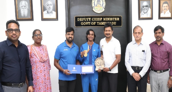 ஆசியா ஜூனியர் சாம்பியன்ஷிப் பேட்மிண்டன் போட்டியில் தங்கம் வென்ற தீக்ஷாவிற்கு துணை முதல்வர் உதயநிதி ஸ்டாலின்  ரூ.5 லட்சம் ஊக்கத்தொகை வழங்கி வாழ்த்து ஆசியா ஜூனியர் சாம்பியன்ஷிப் பேட்மிண்டன் போட்டியில் தங்கம் வென்ற தீக்ஷாவிற்கு துணை முதல்வர் உதயநிதி ஸ்டாலின்  ரூ.5 லட்சம் ஊக்கத்தொகை வழங்கி வாழ்த்து