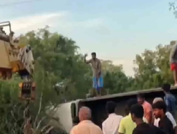 லாரி சாலையில் கவிழ்ந்த விபத்தில் 3 பேர் உயிரிழப்பு லாரி சாலையில் கவிழ்ந்த விபத்தில் 3 பேர் உயிரிழப்பு