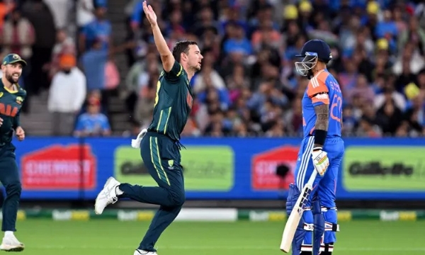 டி20 தொடரில் இந்தியாவை வீழ்த்தி 1-0 என்ற கணக்கில் முன்னிலை பெற்ற ஆஸ்திரேலியா