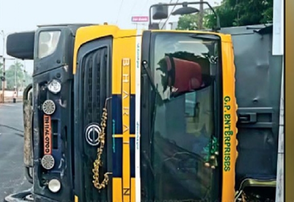 சாலையோரம் நிறுத்தியிருந்த ஆட்டோ மீது லாரி மோதி விபத்து - நல்வாய்ப்பாக உயிர் தப்பிய 3 பேர்