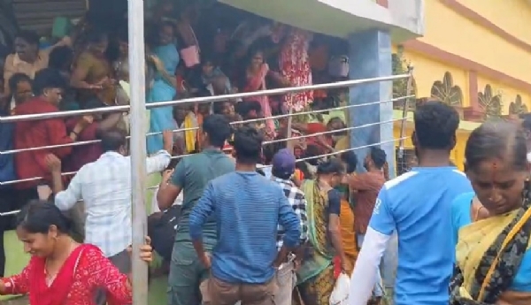 ஆந்திரப் பிரதேசம்: ஸ்ரீகாகுளம் வெங்கடேஸ்வர சுவாமி கோயிலில் ஏற்பட்ட கூட்ட நெரிசலில் 9 பக்தர்கள் பலி, பலர் காயம் ஆந்திரப் பிரதேசம்: ஸ்ரீகாகுளம் வெங்கடேஸ்வர சுவாமி கோயிலில் ஏற்பட்ட கூட்ட நெரிசலில் 9 பக்தர்கள் பலி, பலர் காயம்