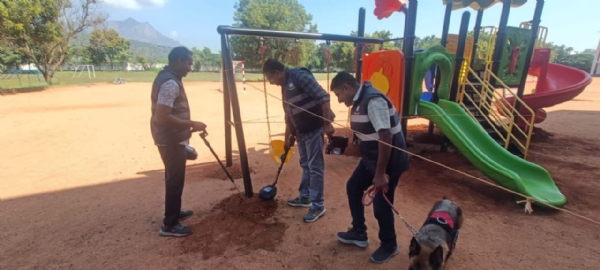 Bomb threat to a private school in Coimbatore: Police conduct an intensive search using metal detectors and sniffer dogs – commotion ensues! Bomb threat to a private school in Coimbatore: Police conduct an intensive search using metal detectors and sniffer dogs – commotion ensues!