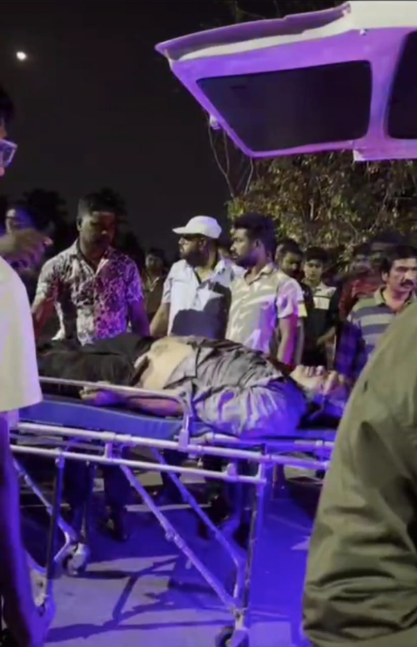 Former minister and AIADMK headquarters secretary S. P. Velumani rescued those injured in a Coimbatore accident and sent them to the hospital. Former minister and AIADMK headquarters secretary S. P. Velumani rescued those injured in a Coimbatore accident and sent them to the hospital.