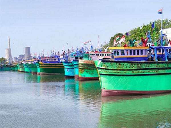 மீனவர் தாக்கப்பட்ட சம்பவத்தைக் கண்டித்து தூத்துக்குடியில் இன்று 2வது நாளாக மீனவர்கள் போராட்டம்