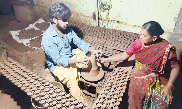 கார்த்திகை தீபத் திருவிழாவை முன்னிட்டு அகல் விளக்குகள் தயாரிக்கும் பணிகள் மும்முரம் கார்த்திகை தீபத் திருவிழாவை முன்னிட்டு அகல் விளக்குகள் தயாரிக்கும் பணிகள் மும்முரம்