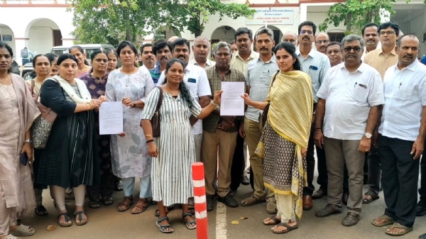 Parents have lodged a complaint at the Coimbatore City Police Commissioner’s office, alleging that the school administration and a private company cheated them by not refunding the money. Parents have lodged a complaint at the Coimbatore City Police Commissioner’s office, alleging that the school administration and a private company cheated them by not refunding the money.