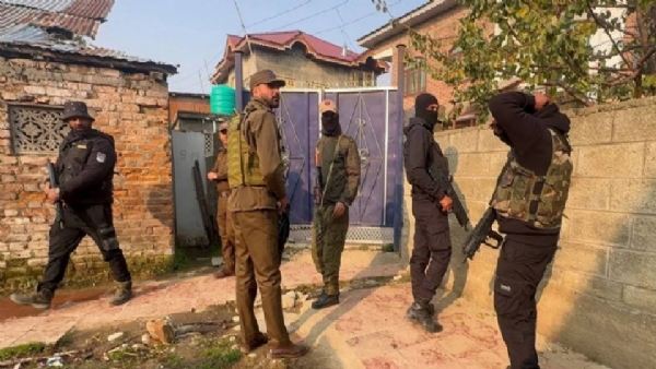 ஜம்மு காஷ்மீரில் 13 இடங்களில் உளவுப்பிரிவு போலீஸார் சோதனை