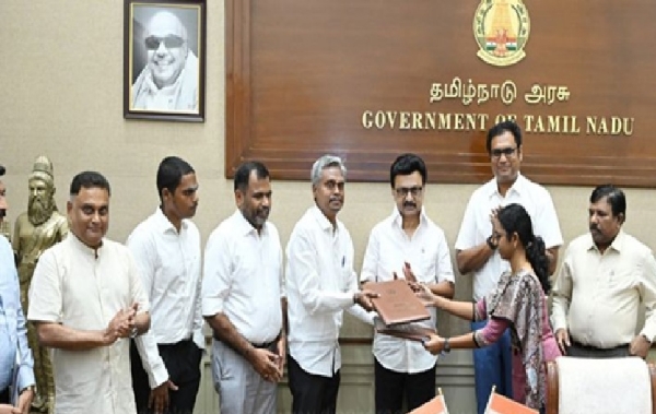 ரூ.50 கோடியில் ஆடை உற்பத்தி அலகு அமைக்கும் திட்டத்திற்கான புரிந்துணர்வு ஒப்பந்தம் முதல்வர் ஸ்டாலின் முன்னிலையில் கையெழுத்து