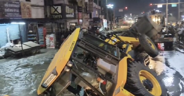 A giant underground drinking water pipe burst at the Saravanampatti junction on Sathy Road in Coimbatore, causing several lakh liters of drinking water to flood the roads and flow uncontrollably.