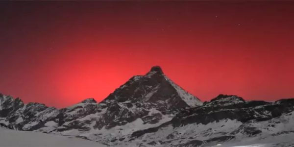 இத்தாலியின் ஆஸ்டா பள்ளத்தாக்கில் இரவு ‘செக்கச் சிவந்த வானம்’ - அரிய நிகழ்வை கண்டுகளித்த மக்கள்