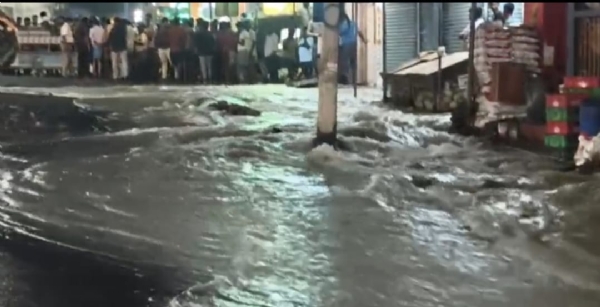 A giant underground drinking water pipe burst at the Saravanampatti junction on Sathy Road in Coimbatore, causing several lakh liters of drinking water to flood the roads and flow uncontrollably.
