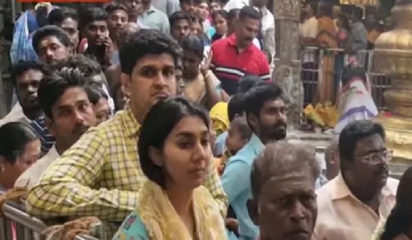 மோசடியில் ஈடுபட்டதாகக் கூறி திருநள்ளாறு கோவில் ஊழியர்கள் கைது - சக ஊழியர்கள் போராட்டத்தால் பக்தர்கள் அவதி மோசடியில் ஈடுபட்டதாகக் கூறி திருநள்ளாறு கோவில் ஊழியர்கள் கைது - சக ஊழியர்கள் போராட்டத்தால் பக்தர்கள் அவதி