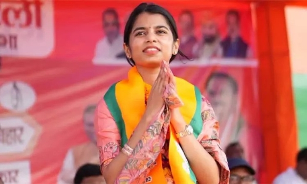 பீகாரின் அலிநகர் தொகுதியில் பா.ஜ.க. சார்பில் போட்டியிட்டு 11,730 வாக்குகள் வித்தியாசத்தில் வெற்றி பெற்ற 25 வயதே ஆன நாட்டுப்புற பாடகி மைதிலி தாகூர் பீகாரின் அலிநகர் தொகுதியில் பா.ஜ.க. சார்பில் போட்டியிட்டு 11,730 வாக்குகள் வித்தியாசத்தில் வெற்றி பெற்ற 25 வயதே ஆன நாட்டுப்புற பாடகி மைதிலி தாகூர்