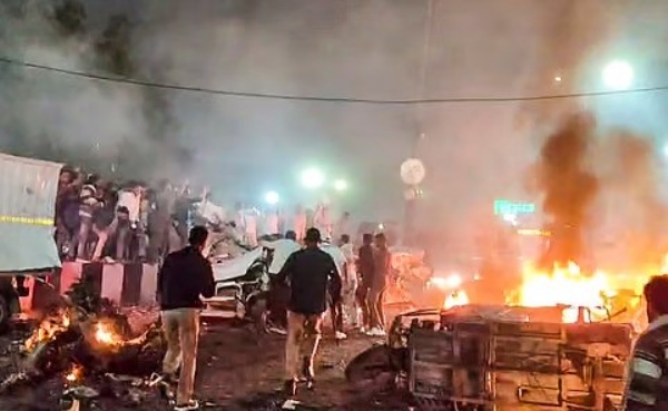 தில்லி காா் வெடிப்பு சதித் திட்டத்தில் கைது செய்யப்பட்ட 4 மருத்துவா்களின் பெயா்களை தேசிய மருத்துவப் பதிவேட்டிலிருந்து நீக்கிய தேசிய மருத்துவ ஆணையம் தில்லி காா் வெடிப்பு சதித் திட்டத்தில் கைது செய்யப்பட்ட 4 மருத்துவா்களின் பெயா்களை தேசிய மருத்துவப் பதிவேட்டிலிருந்து நீக்கிய தேசிய மருத்துவ ஆணையம்