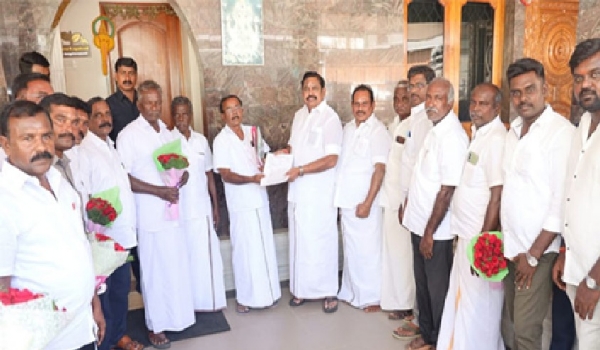 உப்பள தொழிலை பாதுகாக்க வலியுறுத்தி உப்பு உற்பத்தியாளர் சங்க நிர்வாகிகள் எடப்பாடி பழனிசாமியிடம் கோரிக்கை உப்பள தொழிலை பாதுகாக்க வலியுறுத்தி உப்பு உற்பத்தியாளர் சங்க நிர்வாகிகள் எடப்பாடி பழனிசாமியிடம் கோரிக்கை