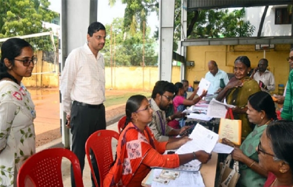 தூத்துக்குடியில் எஸ்ஐஆர் சிறப்பு முகாம் நடைபெறும் மையங்களில் மாவட்ட ஆட்சியர் ஆய்வு தூத்துக்குடியில் எஸ்ஐஆர் சிறப்பு முகாம் நடைபெறும் மையங்களில் மாவட்ட ஆட்சியர் ஆய்வு