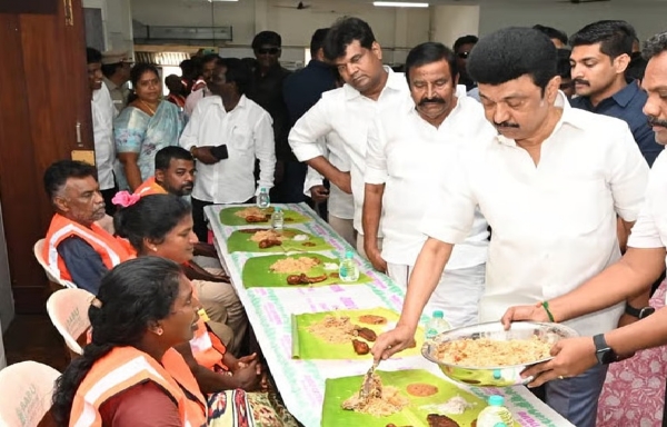 தூய்மைப் பணியாளர்களுக்கு இலவச உணவு வழங்கும் திட்டத்தை முதல்வர் ஸ்டாலின் தொடங்கி வைத்தார் தூய்மைப் பணியாளர்களுக்கு இலவச உணவு வழங்கும் திட்டத்தை முதல்வர் ஸ்டாலின் தொடங்கி வைத்தார்