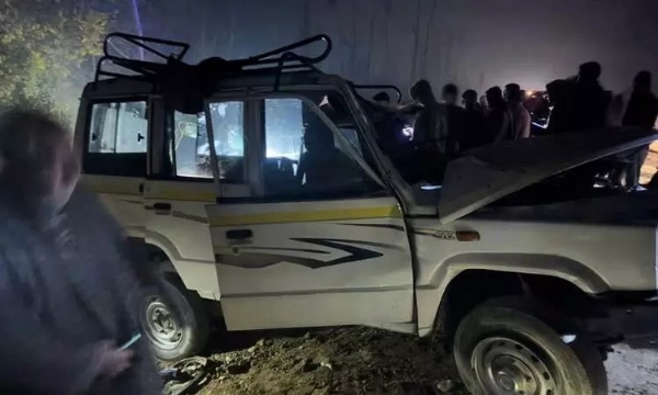 ஜம்மு-காஷ்மீர் யூனியன் பிரதேசம் பட்காம் மாவட்டத்தில் கார் மீது லாரி மோதி கோர விபத்து - 4 பேர் பலி ஜம்மு-காஷ்மீர் யூனியன் பிரதேசம் பட்காம் மாவட்டத்தில் கார் மீது லாரி மோதி கோர விபத்து - 4 பேர் பலி