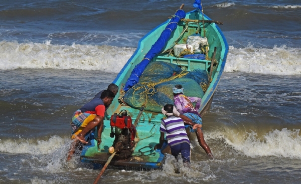 காரைக்கால் மீனவர்கள் கடலுக்கு செல்ல வேண்டாம் என புதுச்சேரி அரசு அறிவிப்பு காரைக்கால் மீனவர்கள் கடலுக்கு செல்ல வேண்டாம் என புதுச்சேரி அரசு அறிவிப்பு