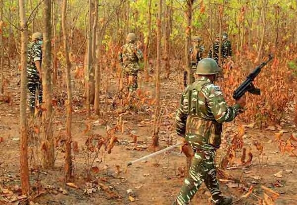 சத்தீஸ்கரின் சுக்மாவில் பாதுகாப்பு படையினர் நடத்திய துப்பாக்கிச் சூட்டில் நக்சலைட்டுகள் 3 பேர் சுட்டுக்கொலை. சத்தீஸ்கரின் சுக்மாவில் பாதுகாப்பு படையினர் நடத்திய துப்பாக்கிச் சூட்டில் நக்சலைட்டுகள் 3 பேர் சுட்டுக்கொலை.