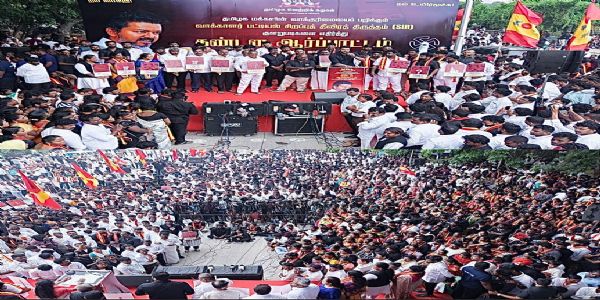 வாக்காளர் தீவிர திருத்தத்தை (SIR) எதிர்த்து தமிழக வெற்றி கழகம் சார்பில் இன்று மாநிலம் தழுவிய போராட்டம் நடைபெற்றது