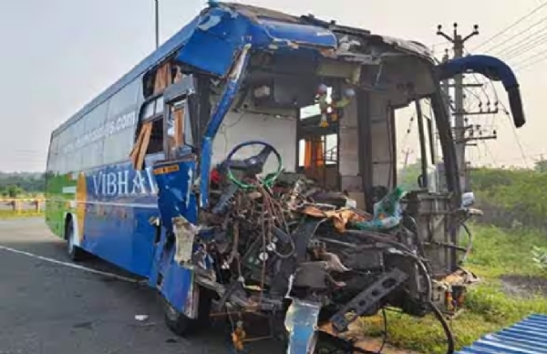 லாரி மீது சொகுசு பேருந்து மோதி விபத்து - பெங்களூரு ஐயப்ப பக்தர்கள் 20 பேர் படுகாயம் லாரி மீது சொகுசு பேருந்து மோதி விபத்து - பெங்களூரு ஐயப்ப பக்தர்கள் 20 பேர் படுகாயம்