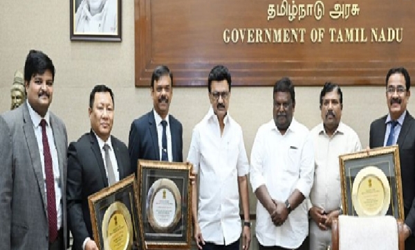 சென்னை மாநகர் போக்குவரத்து கழகம், சென்னை மெட்ரோ இரயில் நிறுவனத்திற்கு வழங்கப்பட்ட விருதுகளை முதல்வர் ஸ்டாலினிடம் காண்பித்து வாழ்த்து சென்னை மாநகர் போக்குவரத்து கழகம், சென்னை மெட்ரோ இரயில் நிறுவனத்திற்கு வழங்கப்பட்ட விருதுகளை முதல்வர் ஸ்டாலினிடம் காண்பித்து வாழ்த்து