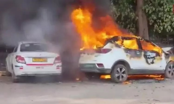 ஐதராபாத்தின் என். டி. ஆர். ஸ்டேடியம் பகுதியில் சாலையோரம் நிறுத்தப்பட்டிருந்த மின்சார காரில் திடீரென பற்றி எரிந்த தீ ஐதராபாத்தின் என். டி. ஆர். ஸ்டேடியம் பகுதியில் சாலையோரம் நிறுத்தப்பட்டிருந்த மின்சார காரில் திடீரென பற்றி எரிந்த தீ