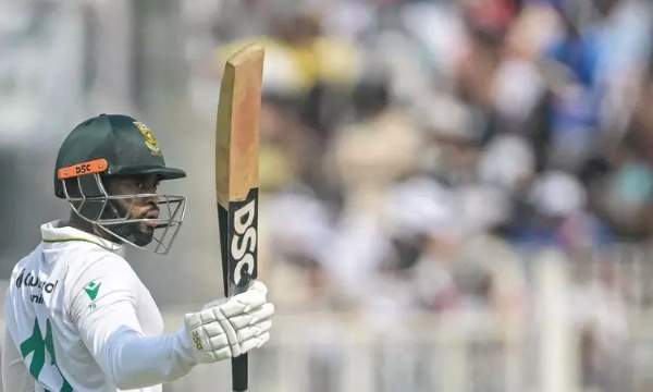 டெஸ்ட் கிரிக்கெட்டில் தோல்வியே சந்திக்காமல் அதிவேகமாக 10 வெற்றிகளை தேடித்தந்த கேப்டன் என்ற மாபெரும் சாதனையை படைத்த பவுமா