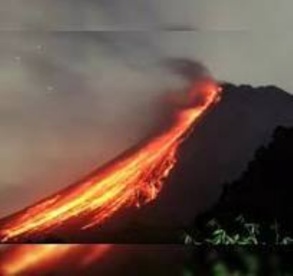 ஜப்பானில் 13 மாதங்களாக உறங்கிய சகுராஜிமா எரிமலை வெடித்து சிதறியதால் அங்கு விமான சேவைகள் ரத்து ஜப்பானில் 13 மாதங்களாக உறங்கிய சகுராஜிமா எரிமலை வெடித்து சிதறியதால் அங்கு விமான சேவைகள் ரத்து