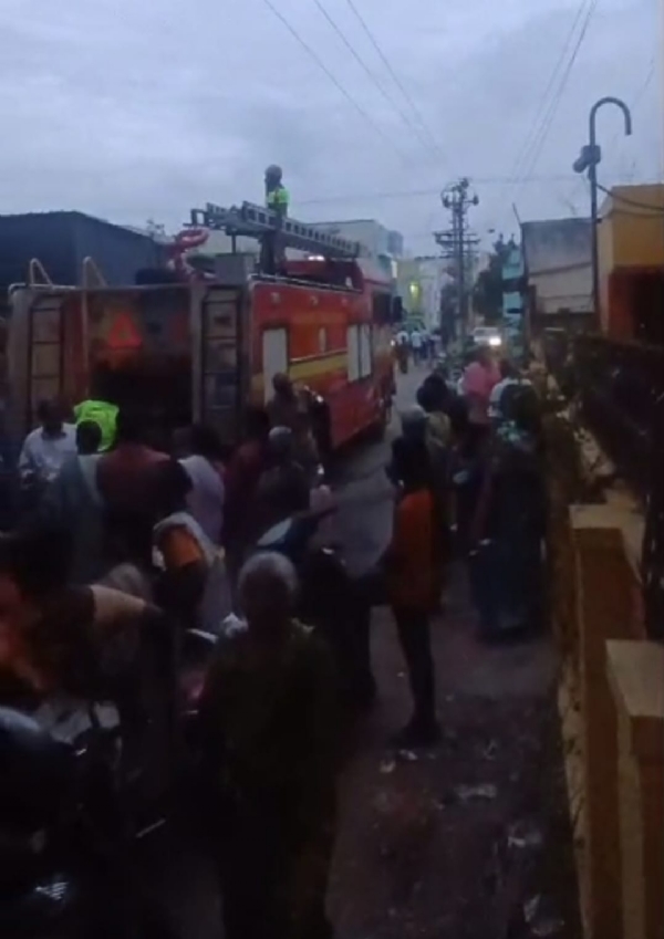 Fire accident at a cotton warehouse in Irugoor, Coimbatore: The fire was brought under control by the fire department after a half-hour battle. Fire accident at a cotton warehouse in Irugoor, Coimbatore: The fire was brought under control by the fire department after a half-hour battle.