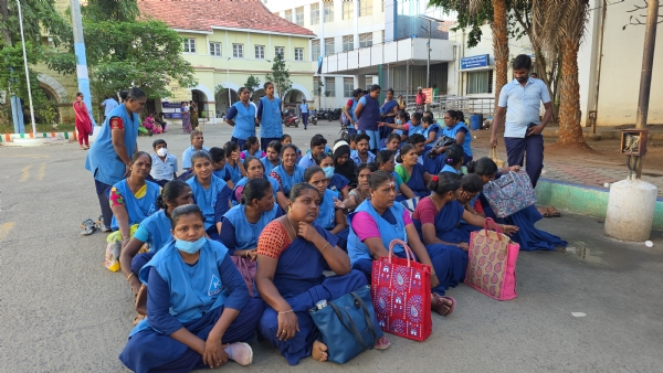 Coimbatore Government Hospital: Sanitation workers go on strike, alleging that a resident doctor is overburdening them with work and mistreating them, demanding action against the doctor. Coimbatore Government Hospital: Sanitation workers go on strike, alleging that a resident doctor is overburdening them with work and mistreating them, demanding action against the doctor.