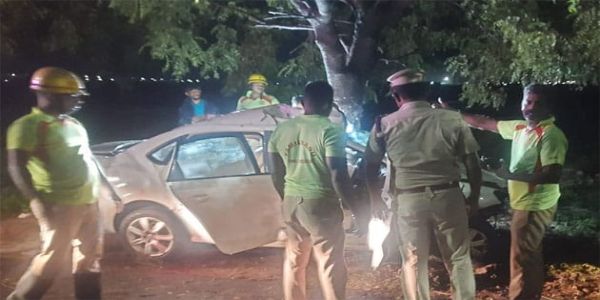 மரத்தில் கார் மோதி 3 டாக்டர்கள் பலி - 2 பேர் படுகாயம்!