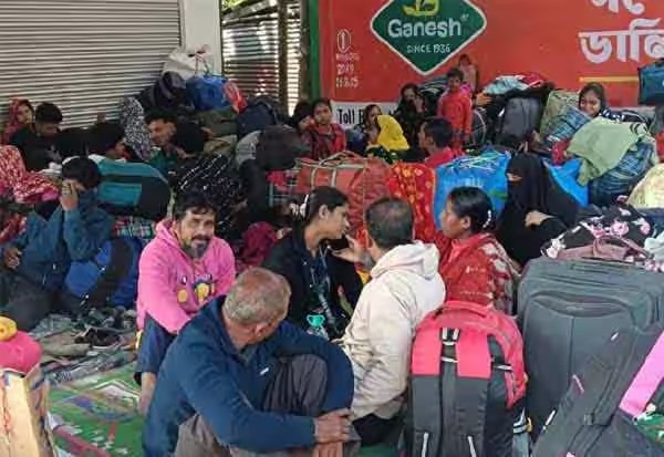 மேற்குவங்கத்தில் எஸ்ஐஆர் பணி தொடர்வதால் இந்தியாவை விட்டு வங்கதேசம் திரும்ப முயன்ற ஊடுருவல்காரர்கள் 300 பேர் கைது மேற்குவங்கத்தில் எஸ்ஐஆர் பணி தொடர்வதால் இந்தியாவை விட்டு வங்கதேசம் திரும்ப முயன்ற ஊடுருவல்காரர்கள் 300 பேர் கைது