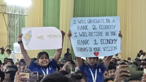 Schoolgirls drew the attention of Prime Minister Modi. Schoolgirls drew the attention of Prime Minister Modi.