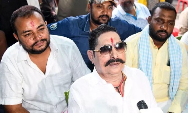 பீகாரில் ஜனசுராஜ் கட்சி தொண்டர் படுகொலை - ஐக்கிய ஜனதாதள கட்சியின் வேட்பாளர் ஆனந்த் குமார் சிங் நள்ளிரவில் கைது