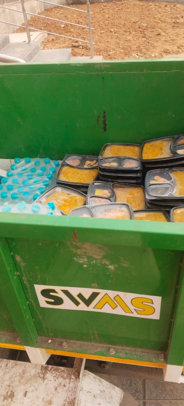 Food distribution in a garbage truck: Shocked Coimbatore employees complain of the risk of disease spreading