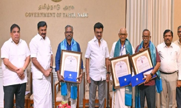 இலக்கிய மாமணி விருதுகளை 3 தமிழறிஞர்களுக்கு முதல்வர்  ஸ்டாலின் வழங்கினார்