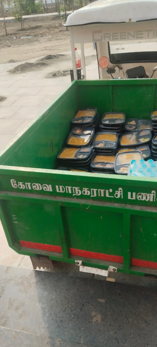 Food distribution in a garbage truck: Shocked Coimbatore employees complain of the risk of disease spreading