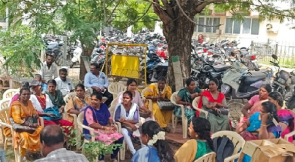 நில அளவை அலுவலர்கள்  தூத்துக்குடி ஆட்சியர் அலுவலகம் முன்பு காத்திருப்பு போராட்டம்