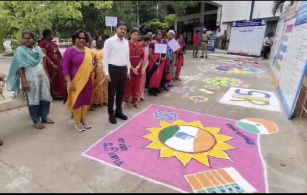 At the Coimbatore District Collector’s Office, an SIR awareness program was held — a new initiative presented through a colorful Rangoli (kolam) display.