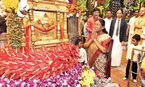ஜனாதிபதி திரவுபதி முர்மு திருச்சானூர் பத்மாவதி தாயார் கோவிலில்  வழிபாடு