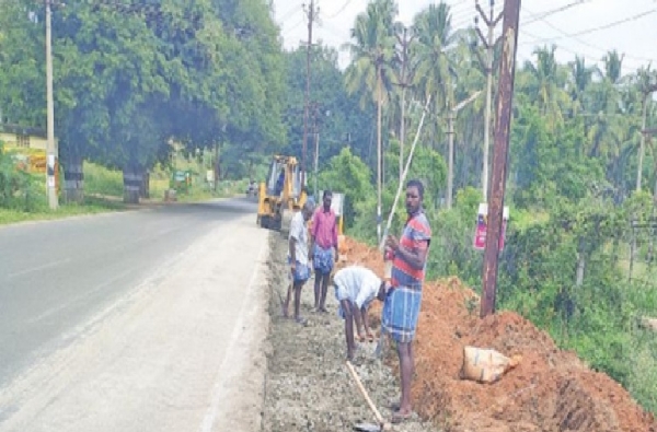 பொள்ளாச்சி-வால்பாறை சாலை அகலப்படுத்தும் பணி தீவிரம்