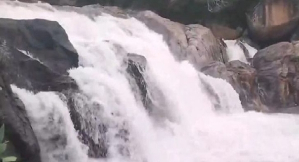 மணிமுத்தாறு அருவியில் 5-வது நாளாக சுற்றுலா பயணிகள் குளிக்க தடை