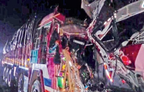 தனியார் பேருந்து மீது லாரி மோதிய விபத்தில் 2 பேர் உயிரிழப்பு; 8 பேர் படுகாயம்