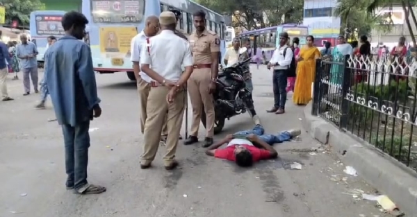 A person intoxicated with alcohol was lying asleep on the road in Coimbatore. Despite pouring water, he did not regain consciousness and remained dizzy. After a long struggle, the police, with the help of the public, helped to lay him down at the bus station.