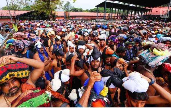 சபரிமலையில் கடந்த 8 நாட்களில் 7 லட்சம் பக்தர்கள் தரசினம் சபரிமலையில் கடந்த 8 நாட்களில் 7 லட்சம் பக்தர்கள் தரசினம்